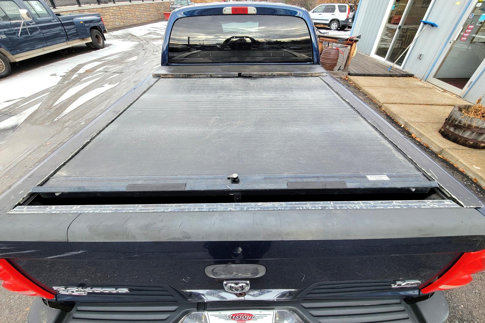 2006 Blue /Tan Dodge Dakota (1D7HW48N26S) with an 4.7L V8 engine, Automatic transmission, located at 450 N Russell, Missoula, MT, 59801, (406) 543-6600, 46.874496, -114.017433 - Great Running 4 Wheel Drive. Air. Cruise. Tilt. Power Windows and Locks. Power Drivers Seat. Newer Tires. Hard Cover over the Bed. - Photo#8